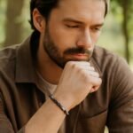 découvrez la signification d'un bracelet en perles pour homme, ses symboliques et comment l'adopter pour exprimer votre style et votre personnalité.